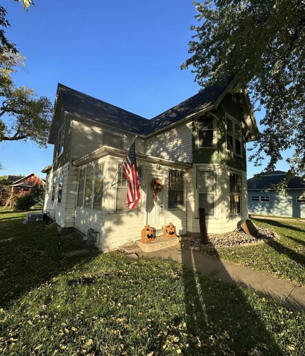Before Windows, doors and siding services by Custom Windows Plus in Allendorf, IA.